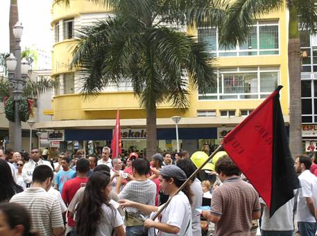 distribuindo panfletos